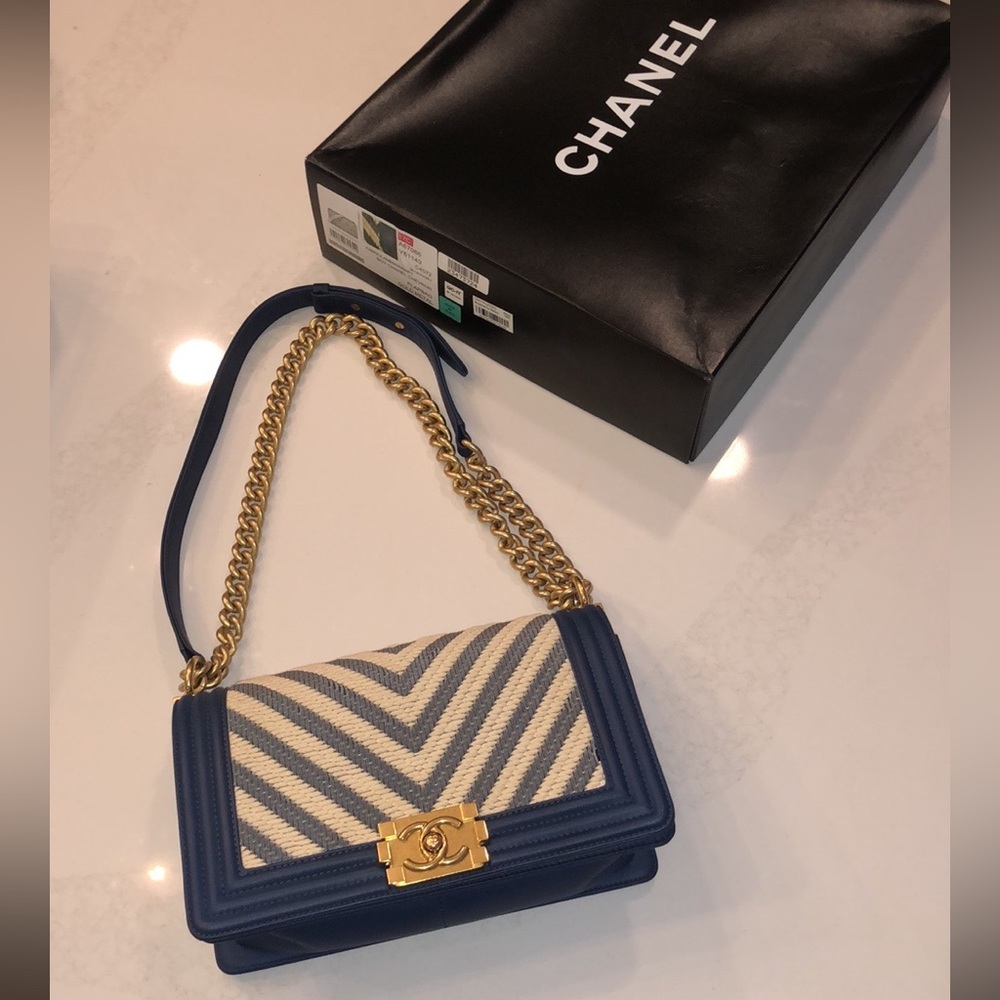 Chanel Boy Bag Chevron Ivory/Blue - Picture 10 of 12